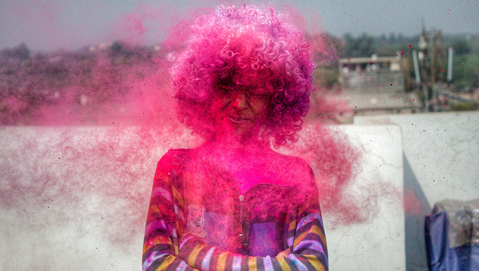 femme recevant du pigment rose sur la tête illustrant l'importance de toujours rechercher de nouveaux pigments en maquillage permanent à la pointe des dernières découvertes scientifiques