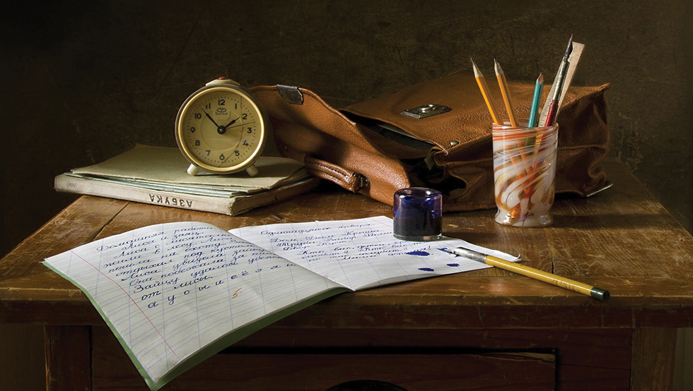 cahier, stylo plus, ancre et réveil, nature morte de la table d'un étudiant